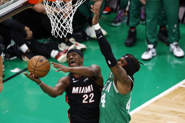 Jimmy Butler sækir að körfu Boston í sigrinum í nótt.