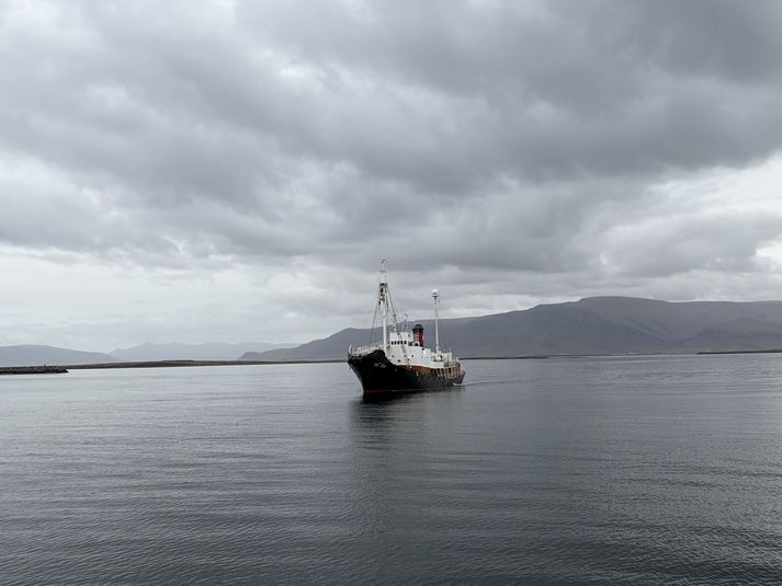 Hvalur 9 rétt fyrir komuna í Reykjavíkurhöfn í dag.