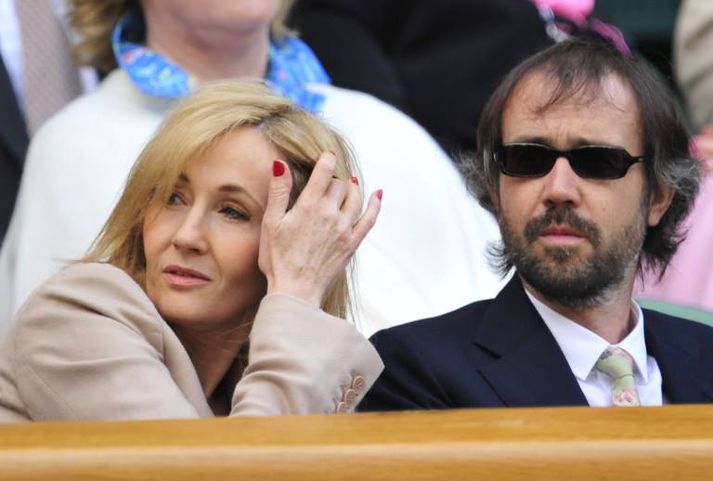 J.K. þótti kunni vel við að skrifa undir dulnefni, en þannig losnaði hún við mikið áreiti. Hér er hún ásamt eiginmanni sínum, Neil Murray, á Wimbledon-mótinu.