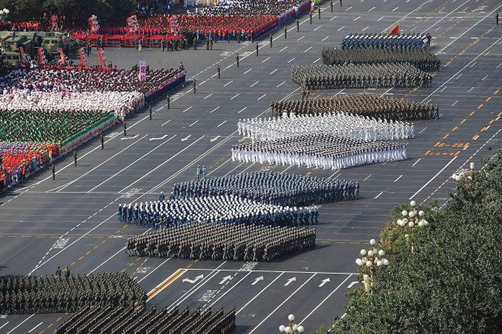 Skrautsýning í Peking.  Íburðurinn var gríðarlegur og þótti minna á Ólympíuleikana í fyrra. Nordicphotos/AFP
