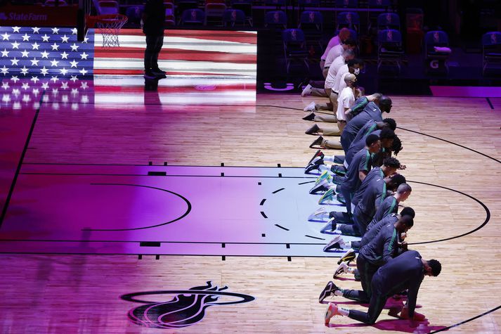 Leikmenn Boston Celtics krupu á hné þegar bandaríski þjóðsöngurinn var spilaður fyrir leikinn gegn Miami Heat í NBA-deildinni í nótt.