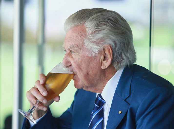 Bob Hawke sló heimsmet í bjórdrykkju á námsárum sínum.