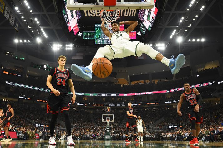 Giannis Antetokounmpo treður boltanum í körfuna í leik með Milwaukee Bucks.