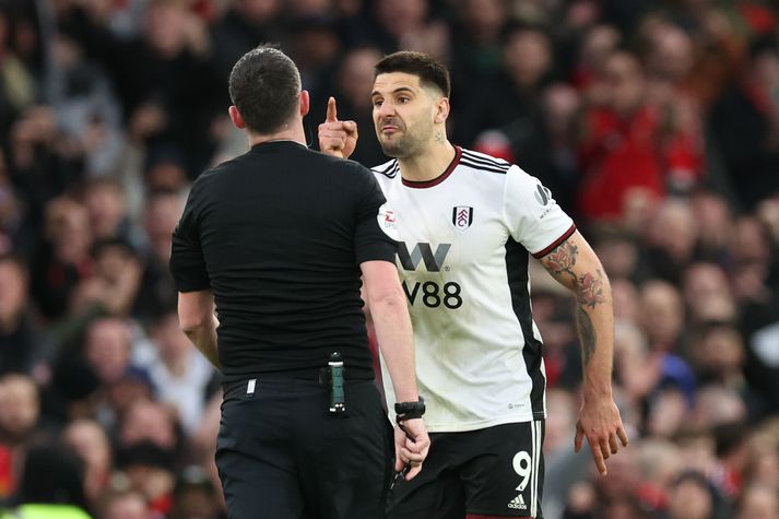 Aleksandar Mitrovic missti algjörlega stjórn á sig og ýtti Chris Kavanagh.