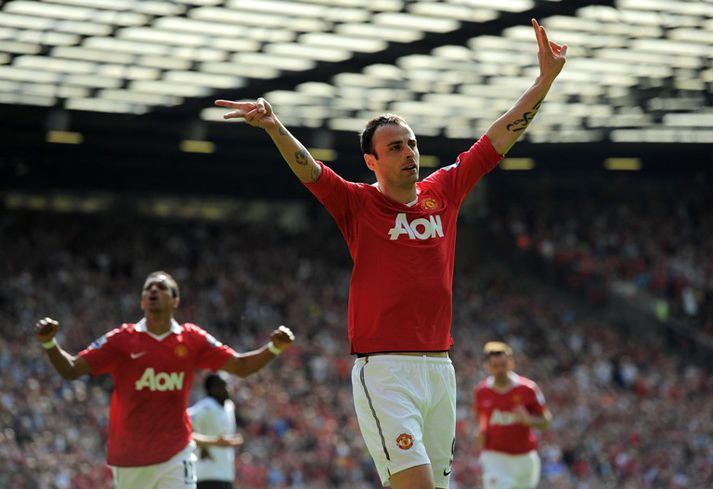 Berbatov fagnar marki sínu í dag.