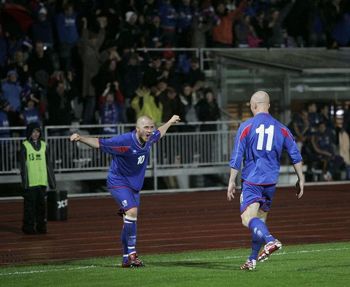 Jóhannes Karl Guðjónsson og Emil Hallfreðsson fagna hér marki þess síðarnefnda gegn Spáni, sem kom eftir frábæra fyrirgjöf Jóhannesar.