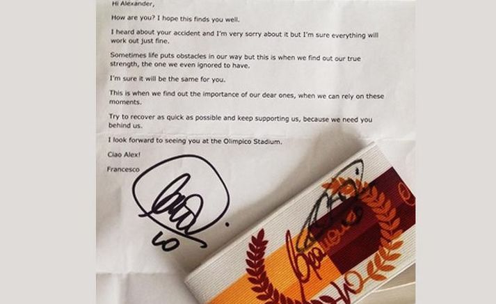 Bréfið og fyrirliðabandið sem Totti sendi.
