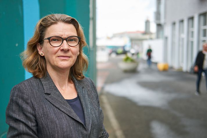 Mary Hockaday er með mastersgráðu í blaðamennsku og hefur starfað hjá BBC síðan árið 1986. 