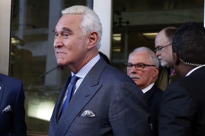 Roger Stone fyrir utan dómshúsið í gær.