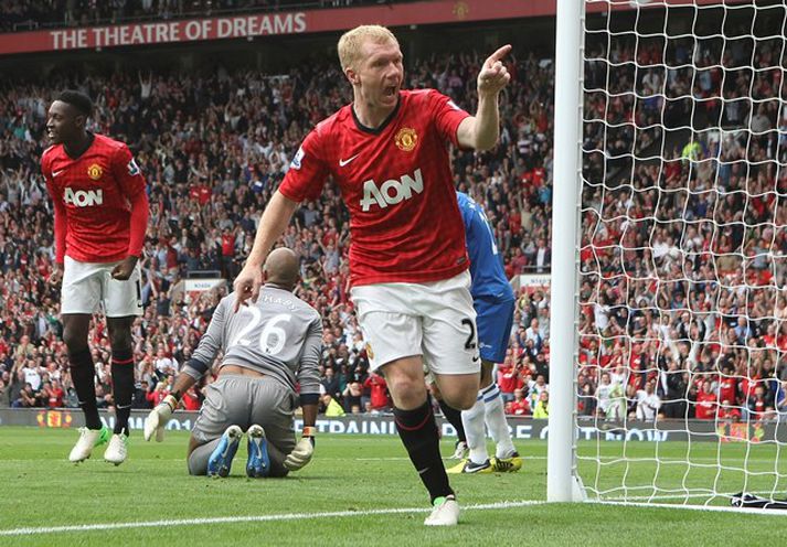 Paul Scholes fagnar marki í leik með Manchester United.