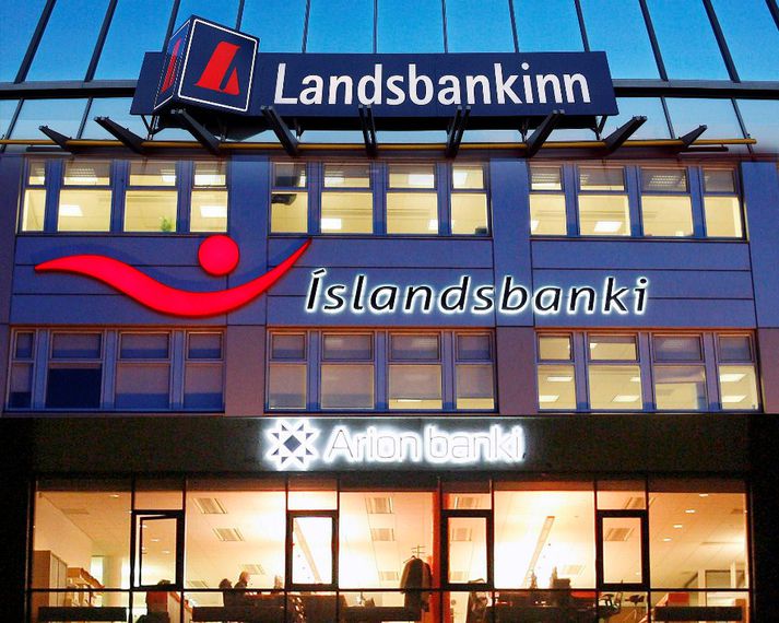 Samanlagður hagnaður bankanna þriggja var  um fjórir milljarðar á mánuði.