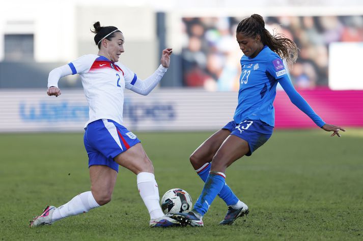Lucy Bronze í baráttu um boltann á Laugardalsvellinum við íslensku landsliðskonuna Sveindísi Jane Jónsdóttur.