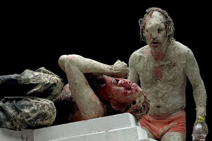 Atli Rafn og Ebba Katrín í hlutverkum sínum í Óresteiu.