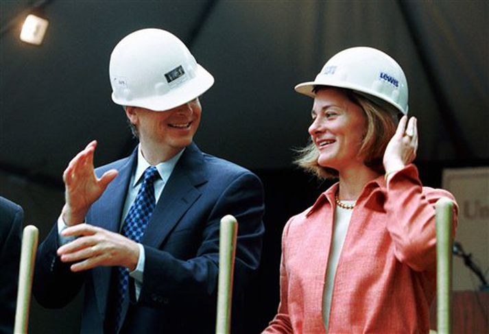 Bill og Melinda Gates við skóflustungu að nýrri álmu lagadeildar við háskólann í Washington