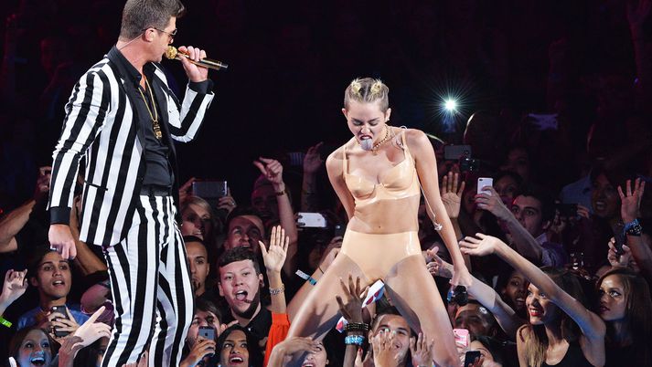 Robin Thicke og Miley Cyrus gerðu allt vitlaust á MTV verðlaunahátíðinni.