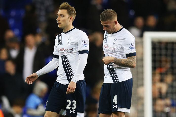 Christian Eriksen og Toby Alderweireld ganga svekktir af velli.