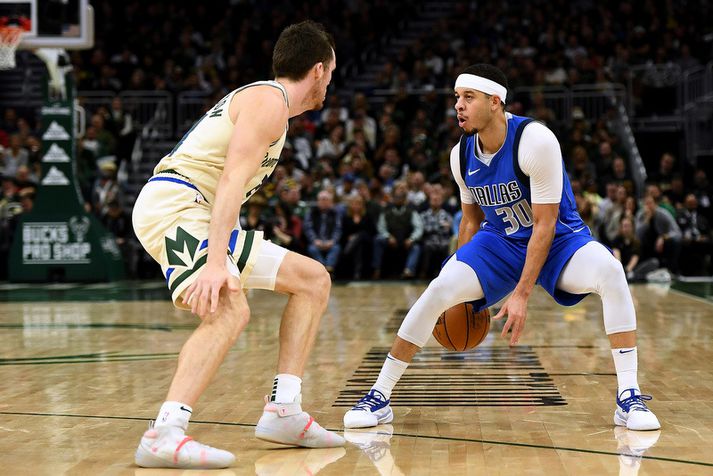 Seth Curry með boltann í leiknum í nótt.