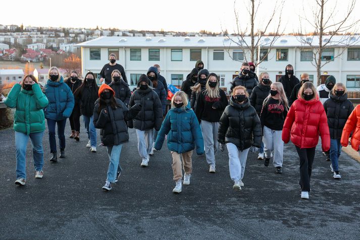 Nemendur við Réttarholtsskóla dönsuðu við lagið Jerusalema á föstudaginn var. Í atriðinu var varpað ljósi á þau höft sem skólinn býr við.