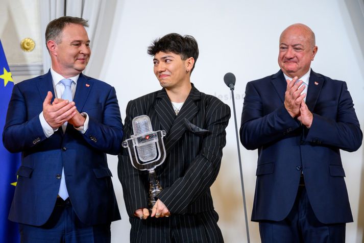 Austurríkismaðurinn Johannes Pietsch, eða JJ, sigraði Eurovision í fyrra. Hér er hann á blaðamannafundi ásamt Christian Stocker Austurríkiskanslara (t.h.).