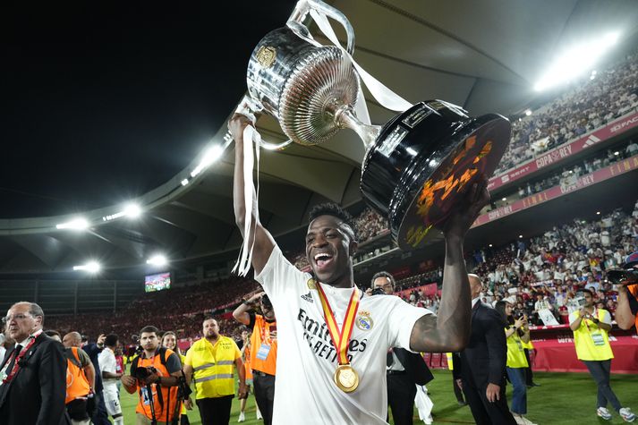 Vinícius Júnior fagnar sigri Real Madrid í bikarúrslitaleiknum um helgina. Brassinn ætlar að passa að hann verði klár annað kvöld.