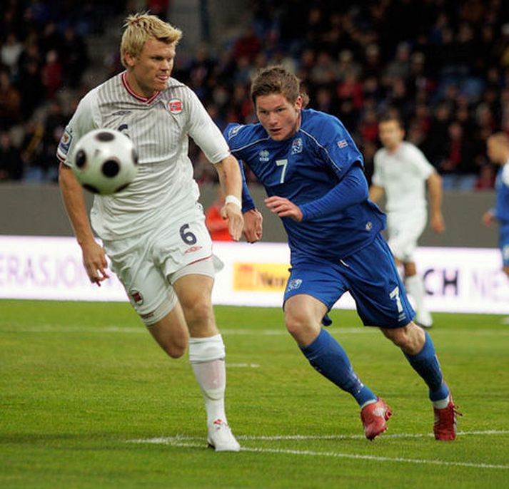 Aron Einar Gunnarsson á eftir John Arne Riise í kvöld.