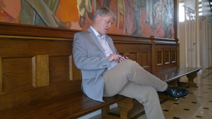 Karl Garðarsson, verðandi þingmaður Framsóknarflokksins, bíður hér fyrir utan fundarstað þeirra Sigmundar Davíð. Ekki er ljóst hvað hann er að gera í símanum.
