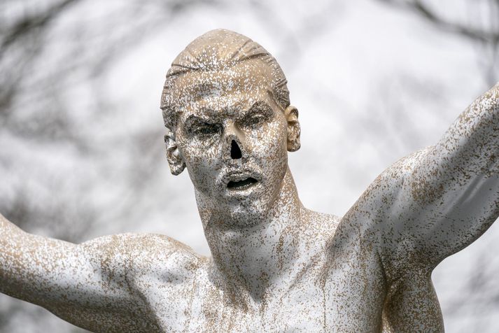 Styttan af Zlatan Ibrahimovic í Malmö eftir að hún missti nefið.