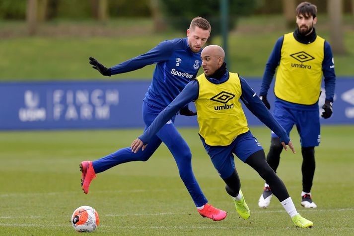 Fabian Delph og Gylfi Þór Sigurðsson í baráttu við hvorn annan á æfingu hjá Everton á síðasta ári.