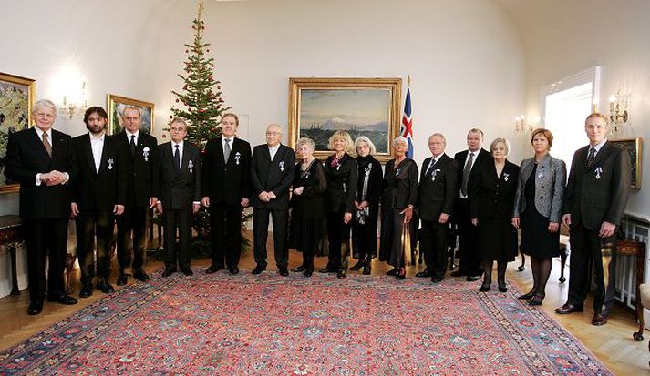 Að lokinni orðuveitingu var árleg nýársmóttaka forseta á Bessastöðum fyrir ráðherra, hæstaréttardómara, alþingismenn og aðra gesti.