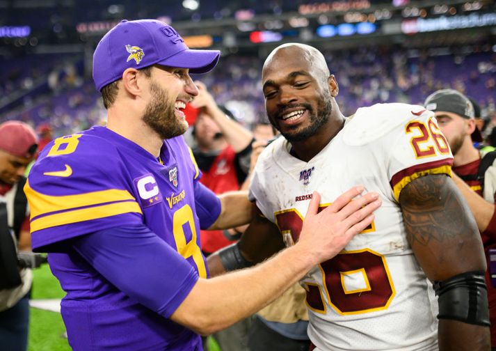 Peterson þakkar Kirk Cousins, leikstjórnanda Vikings, fyrir leikinn.