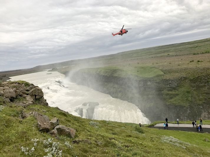 Þyrla gæslunnar var aftur kölluð til leitarinnar við Gullfoss í gær.