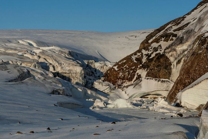 Sérfræðingar fóru í gær með þyrlu Landhelgisgæslunnar upp á Grímsfjall og þá kom þetta í ljós en sérfræðinga hafði raunar grunað að biluðum mæli væri um að kenna.