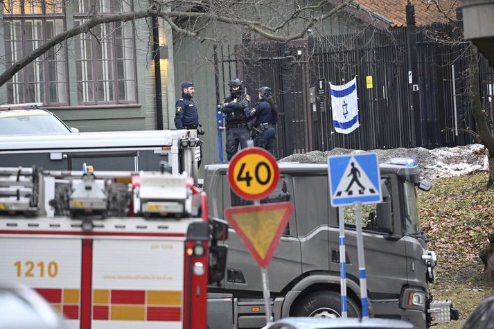 Yfirvöld hafa ekki gefið upp um hvers konar búnað var að ræða en AP segir honum hafa verið lýst sem hvössum eða beittum: „sharp“ á ensku.