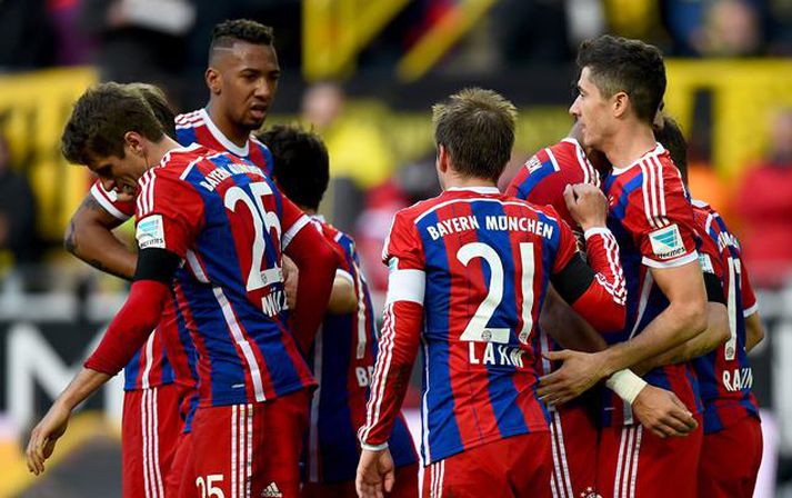 Leikmenn Bayern fagna sigurmarki Roberts Lewandowski.