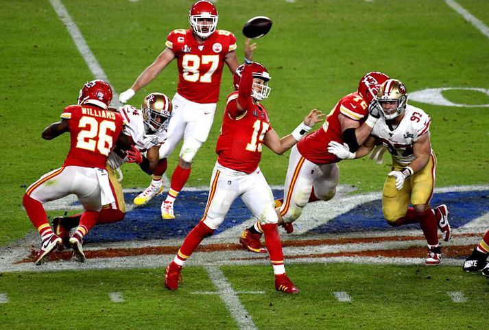 Patrick Mahomes kastar boltanum í Super Bowl sigri Kansas City Chiefs á San Francisco 49ers í febrúar.