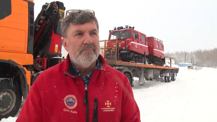 Gísli Rafn Jónsson björgunarsveitarmaður er mættur á Egilsstaði. Landsvirkjun lagði til flutningabílinn sem flutti snjóbílinn.