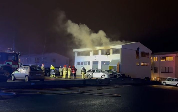 Grunur lék á um að fólk væri fast inni í húsnæðinu þegar útkall barst um eld í Stangarhyl 3 í morgun. 