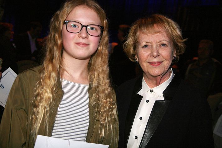 Julia og Vigdís Finnbogadóttir fyrrverandi forseti.  Vigdís var verndari verðlaunanna og afhenti þau við hátíðlega athöfn í Norðurljósasal Hörpu.