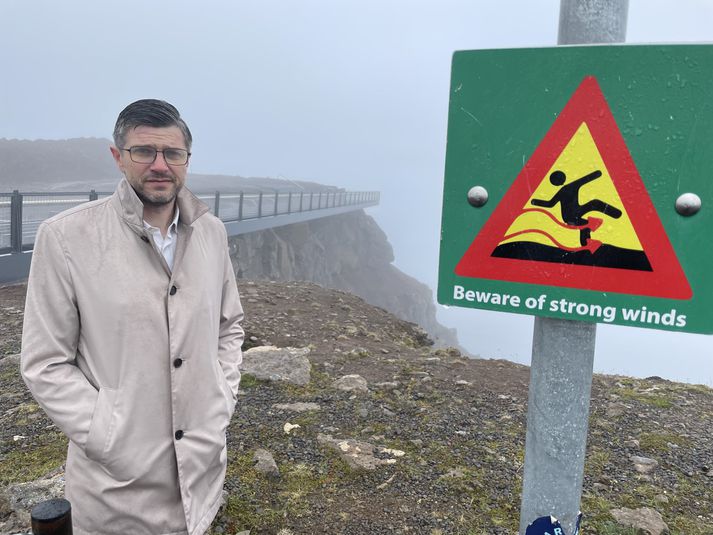 Jón Páll Hreinsson bæjarstjóri Bolungarvíkur uppi á Bolafjalli með útsýnispallinn í baksýn.