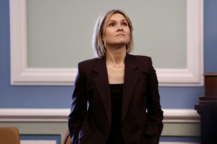 Kristrún Frostadóttir, forsætisráðherra. Í árlegri úttekt AGS beinir sjóðurinn meðal annars sjónum sínum að vinnumarkaðinum og segir að þótt hann hafi kólnað þá eru launahækkanir – launavísitalan er upp um meira en sjö prósent síðustu tólf mánuði – áfram meiri en framleiðnivöxtur sem eykur verðbólguþrýsting og áhyggjur af samkeppnishæfni.