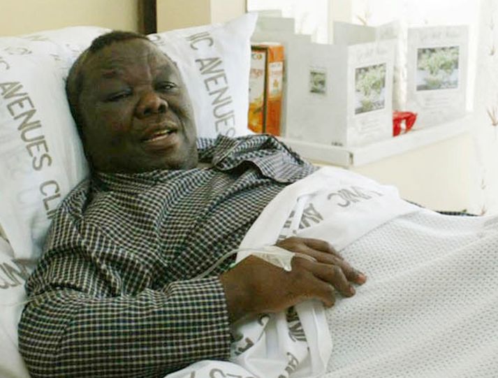 Morgan Tsvangirai, leiðtogi stjórnarandstöðunnar liggur höfuðkúpubrotinn á spítala