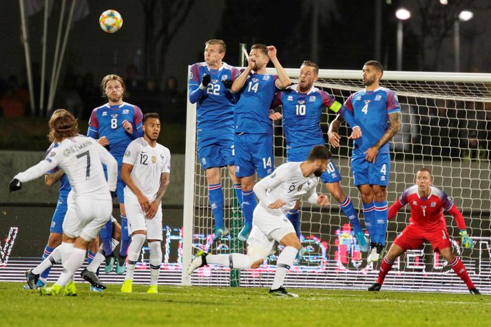 Griezmann tekur aukaspyrnu í leiknum í kvöld.