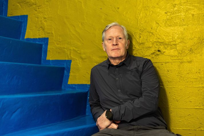 Það er ekki sjálfgefið að nýtt leikrit og fyrsta skáldsaga höfundar komi út nánast á sama tíma.