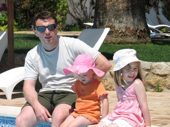 Gerry McCann með Madeleine á sundlaugarbakka í Praia da Luz skömmu áður en henni var rænt.