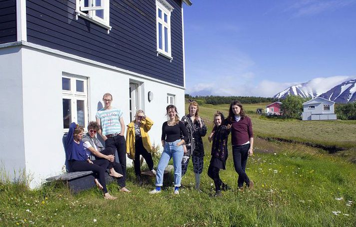 Hæfileikarík Hluti af hópnum fyrir utan húsið þar sem töfrarnir gerast. Fjöllin í baksýn veita innblástur að sögn skipuleggjenda.