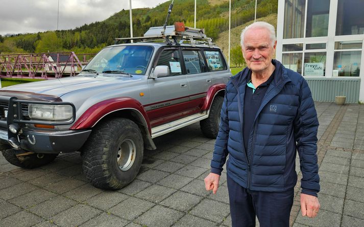 Sigurður Harðarson við „gamla“ jeppann sinn, sem er til sýnis fyrir utan Samgöngusafnið í Skógum en Sigurður á heiður skilinn fyrir hvað hann sinnir safninu vel og er alltaf að koma með gamla muni í það til varðveislu, eins og útvarpið frá 1923.