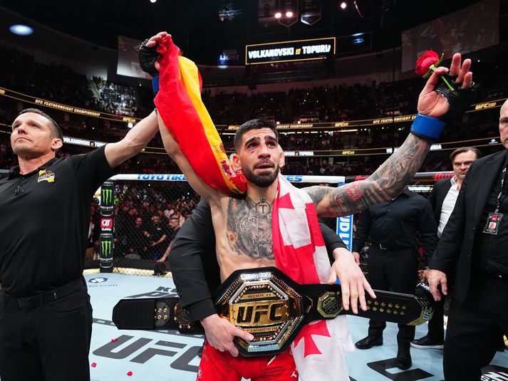 Ilia Topuria fagnar sigrinum í nótt. Hann skoraði á Conor McGregor að mæta sér á Santiago Bernabeu á Spáni.