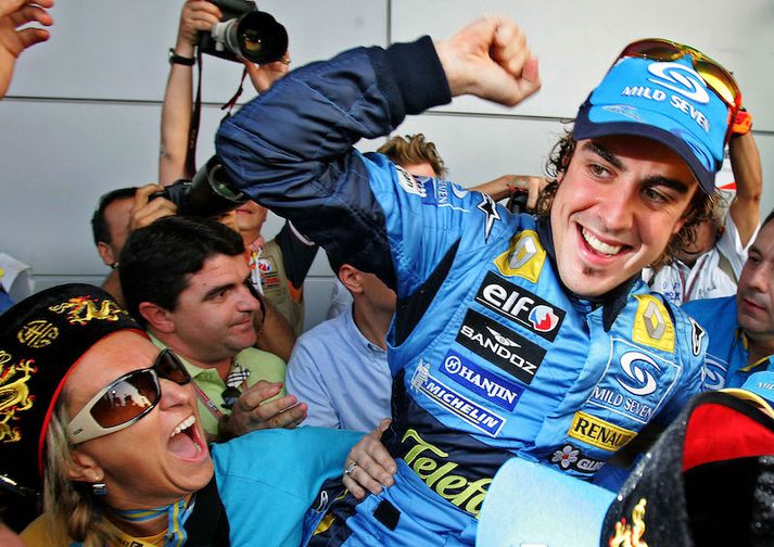 Fernando Alonso fagnar heimsmeistaratitlinum 2005 í Renault litunum.