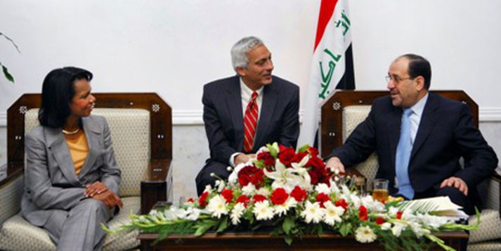Condoleezza Rice ásamt forsætisráðherra Írak Nouri al-Maliki og túlki þeirra.