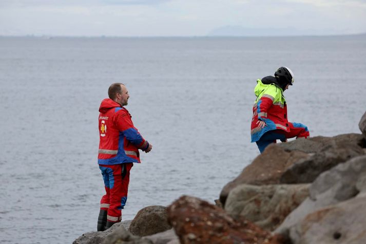 Björgunarsveitir og lögregla voru að störfum við grjótgarðinn við Eiðsgranda í gær.